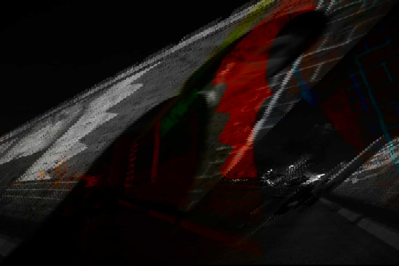 חומות העיר העתיקה הוארו בדגלי ישראל, ארה"ב, האמירויות ובחריין