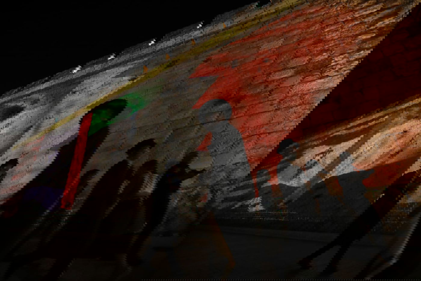 חומות העיר העתיקה הוארו בדגלי ישראל, ארה"ב, האמירויות ובחריין