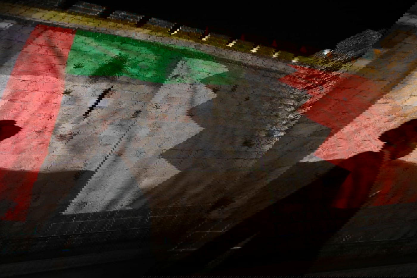 חומות העיר העתיקה הוארו בדגלי ישראל, ארה"ב, האמירויות ובחריין