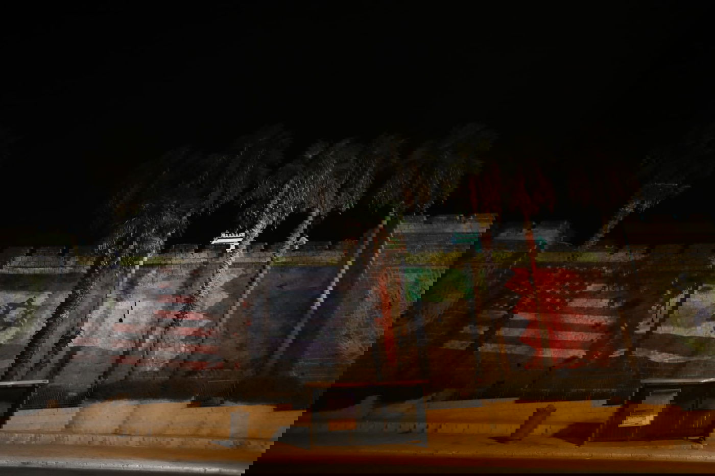 חומות העיר העתיקה הוארו בדגלי ישראל, ארה"ב, האמירויות ובחריין