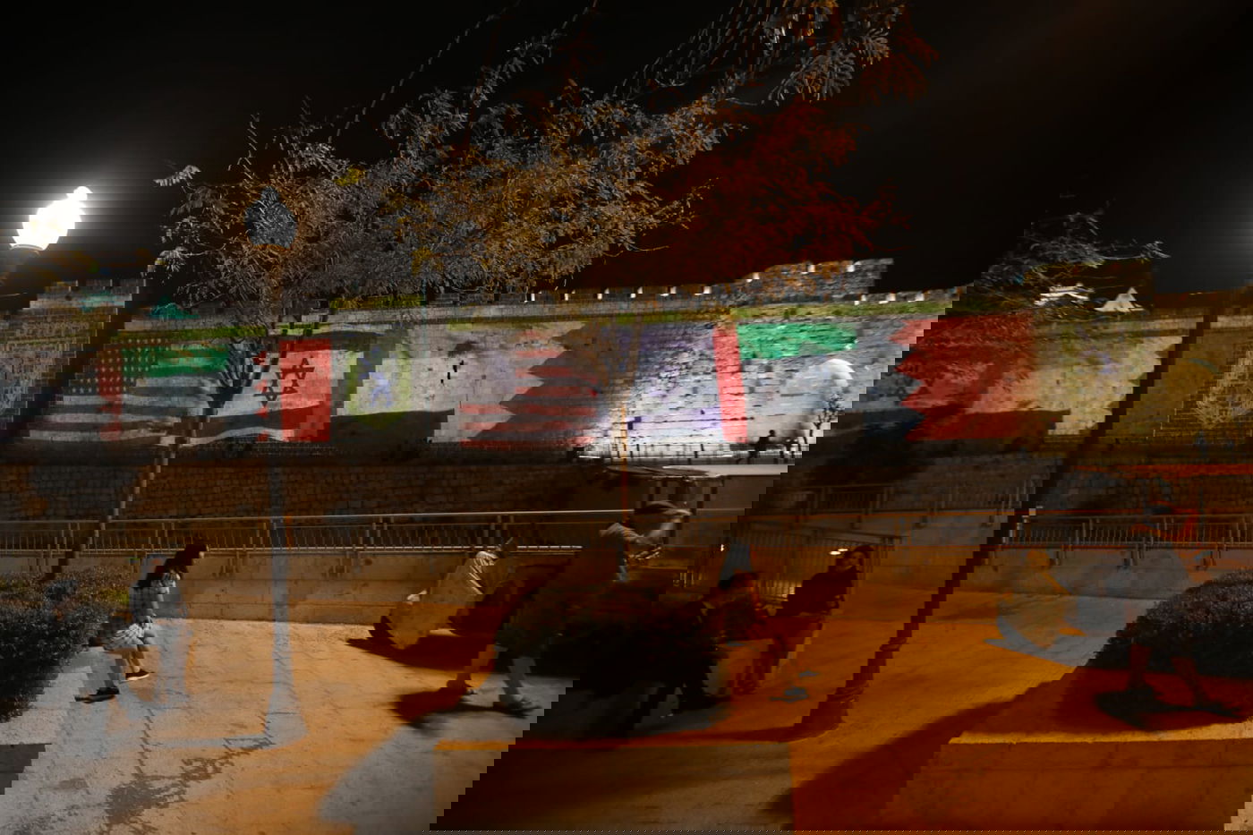 חומות העיר העתיקה הוארו בדגלי ישראל, ארה"ב, האמירויות ובחריין