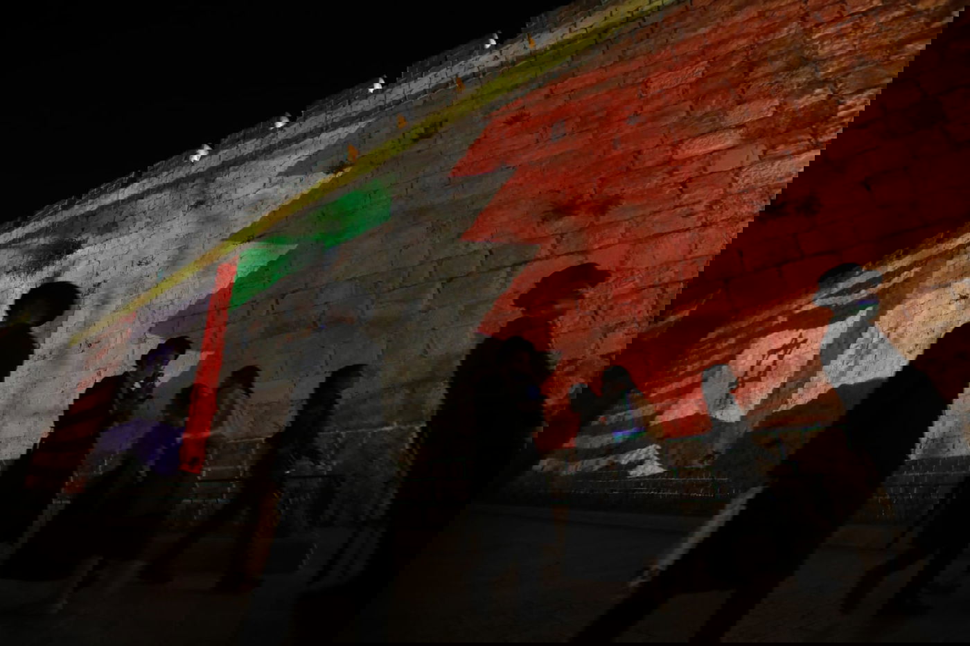 חומות העיר העתיקה הוארו בדגלי ישראל, ארה"ב, האמירויות ובחריין