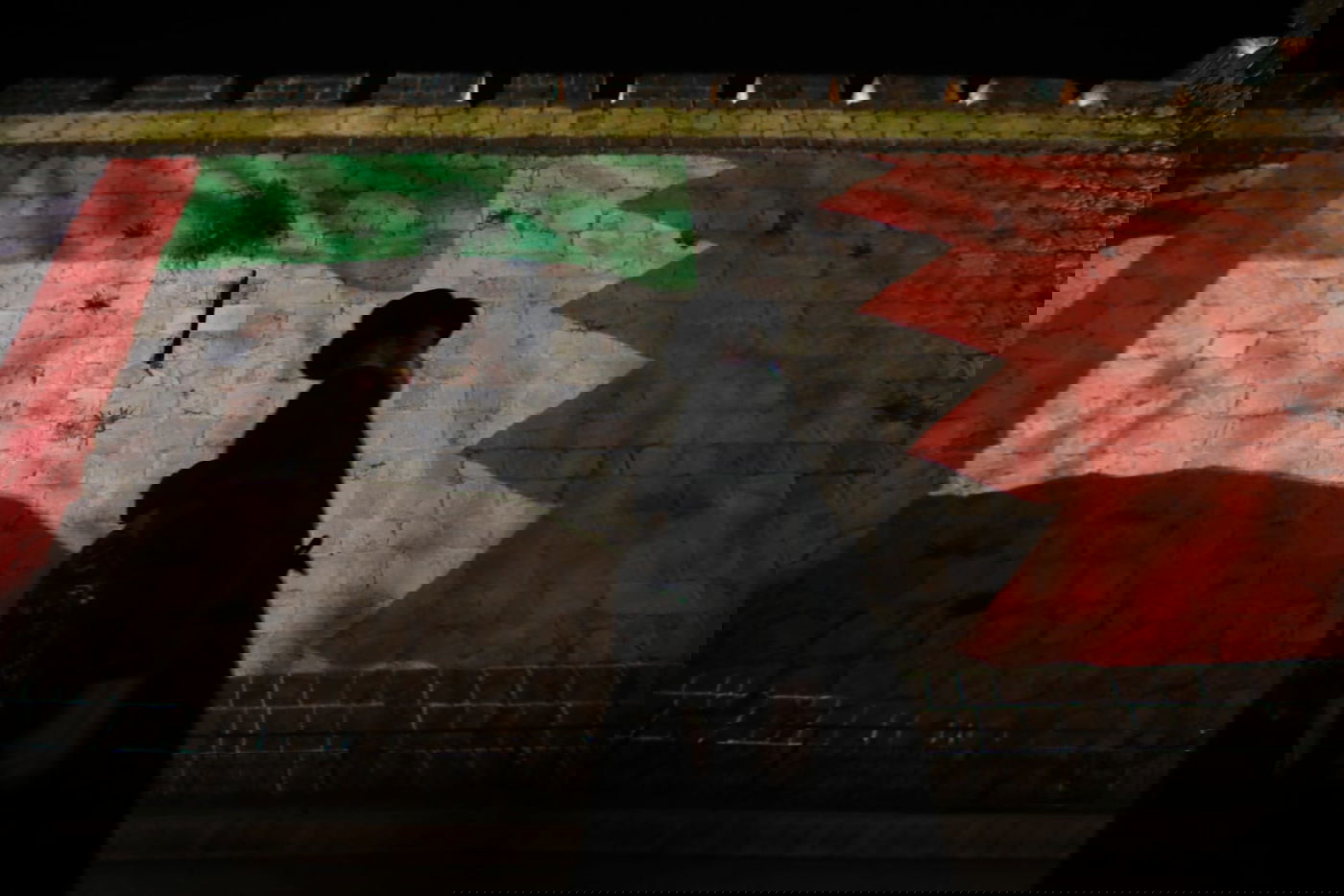 חומות העיר העתיקה הוארו בדגלי ישראל, ארה"ב, האמירויות ובחריין