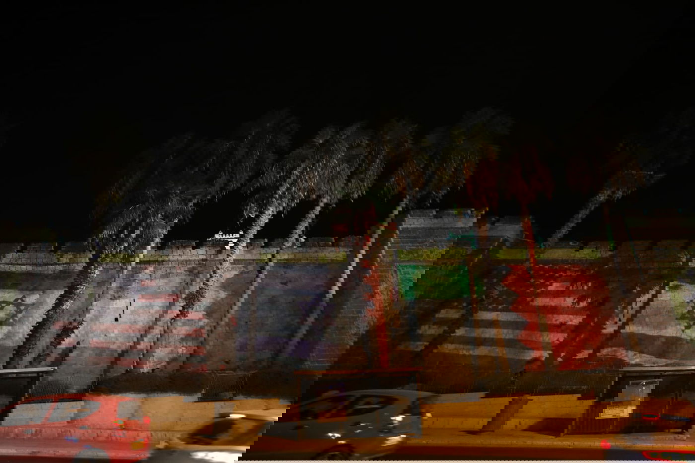 חומות העיר העתיקה הוארו בדגלי ישראל, ארה"ב, האמירויות ובחריין