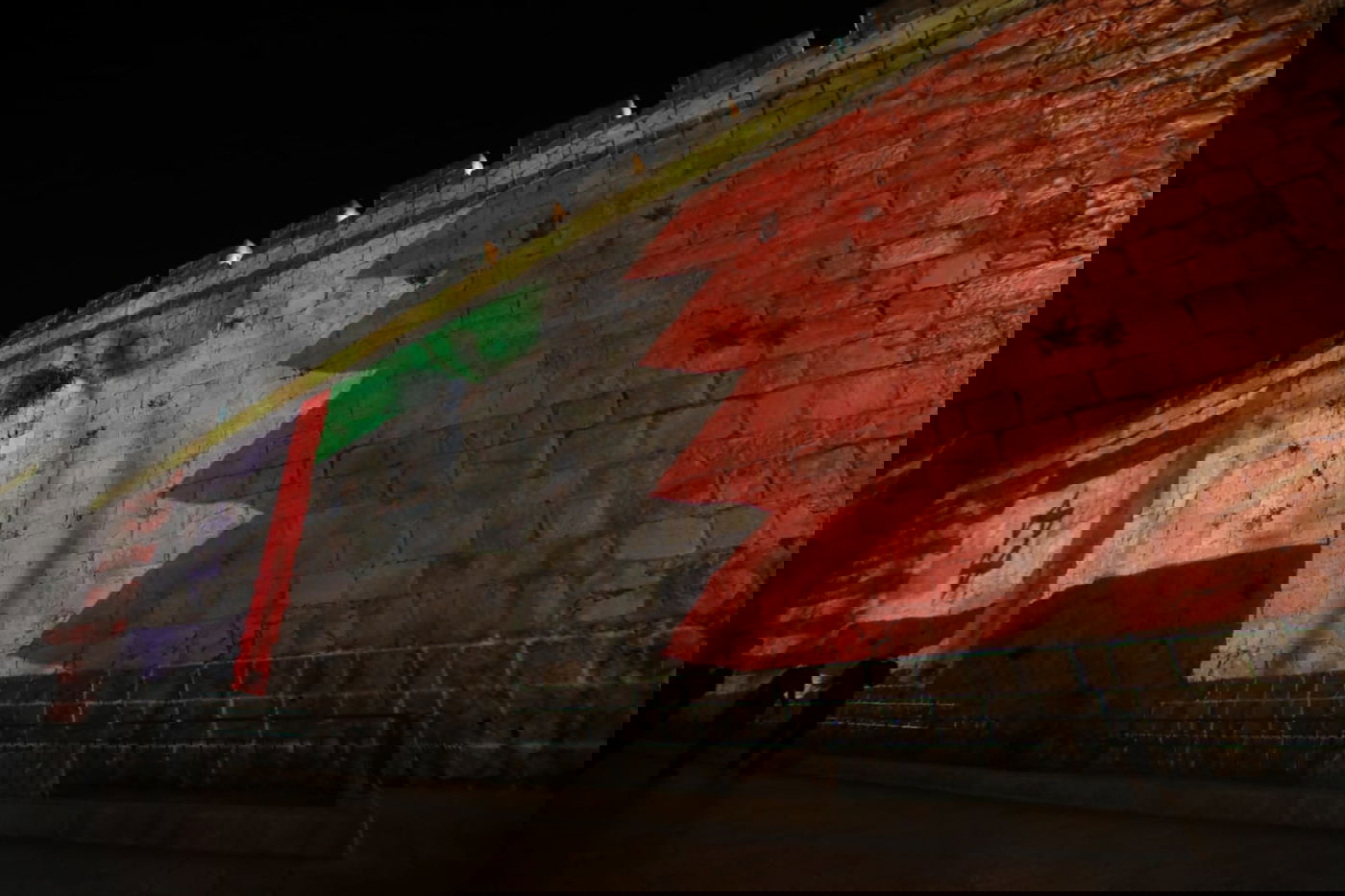 חומות העיר העתיקה הוארו בדגלי ישראל, ארה"ב, האמירויות ובחריין