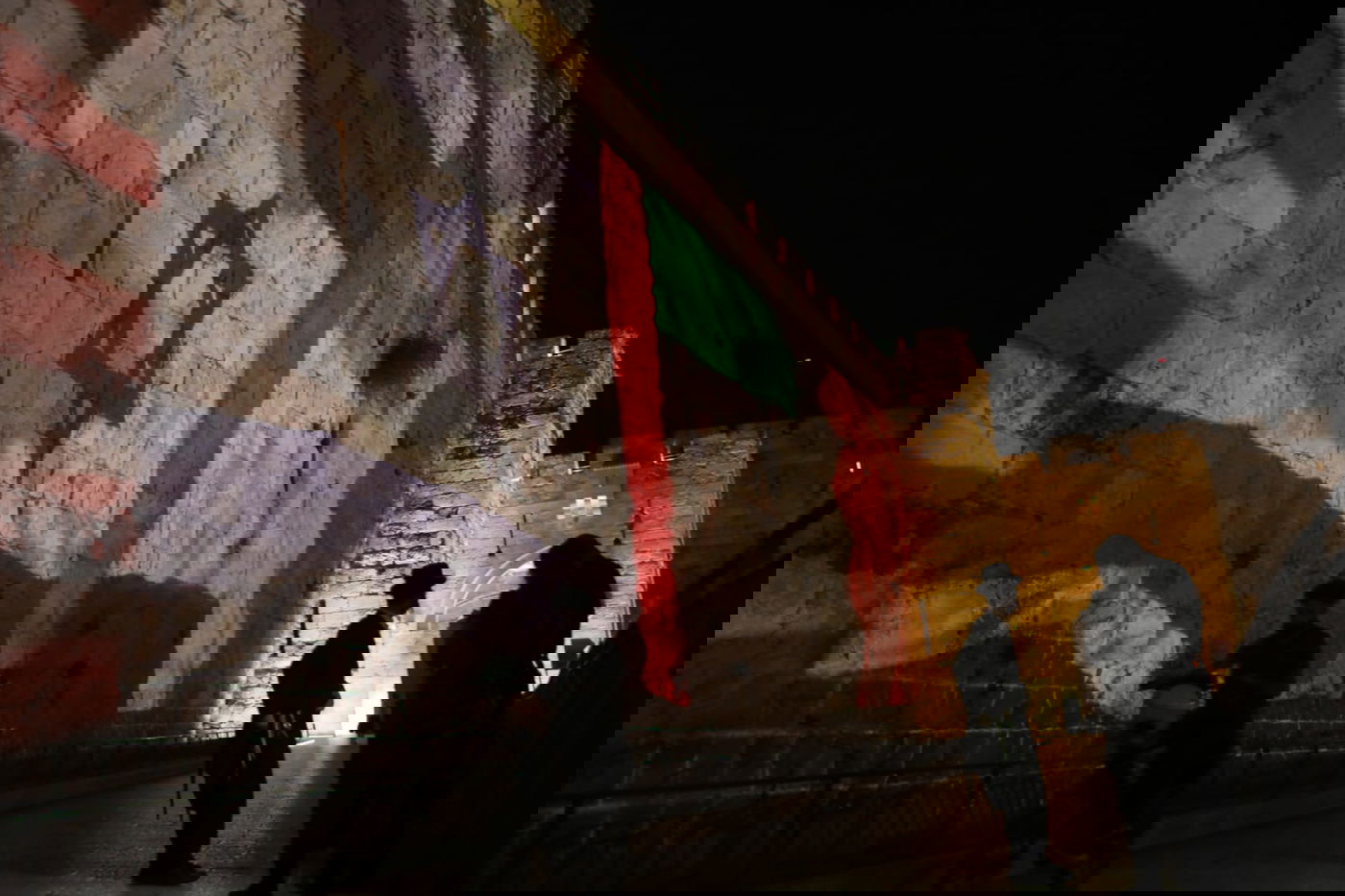 חומות העיר העתיקה הוארו בדגלי ישראל, ארה"ב, האמירויות ובחריין