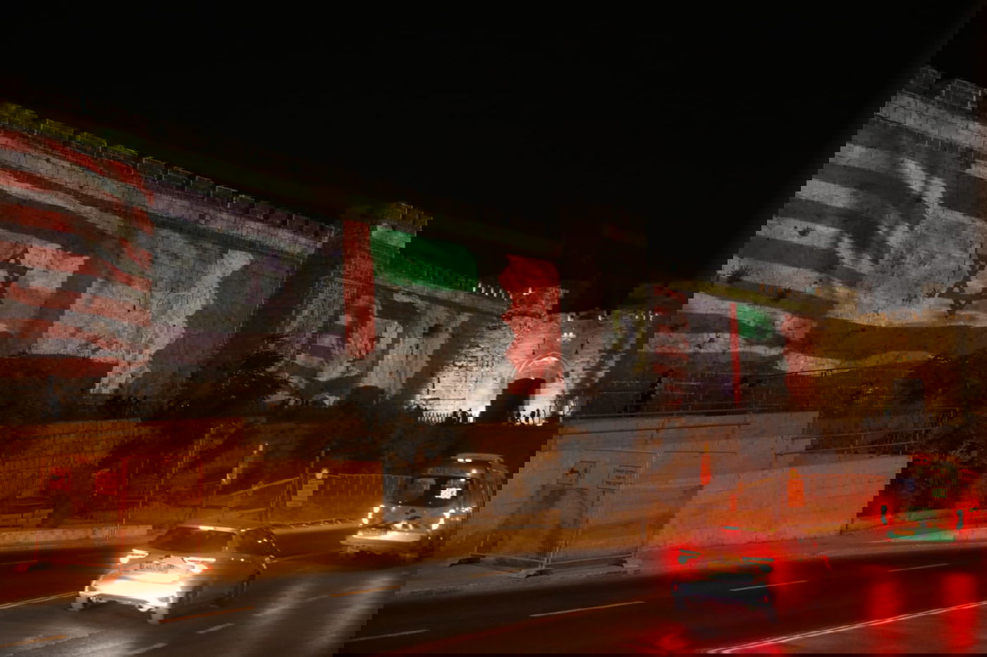 חומות העיר העתיקה הוארו בדגלי ישראל, ארה"ב, האמירויות ובחריין