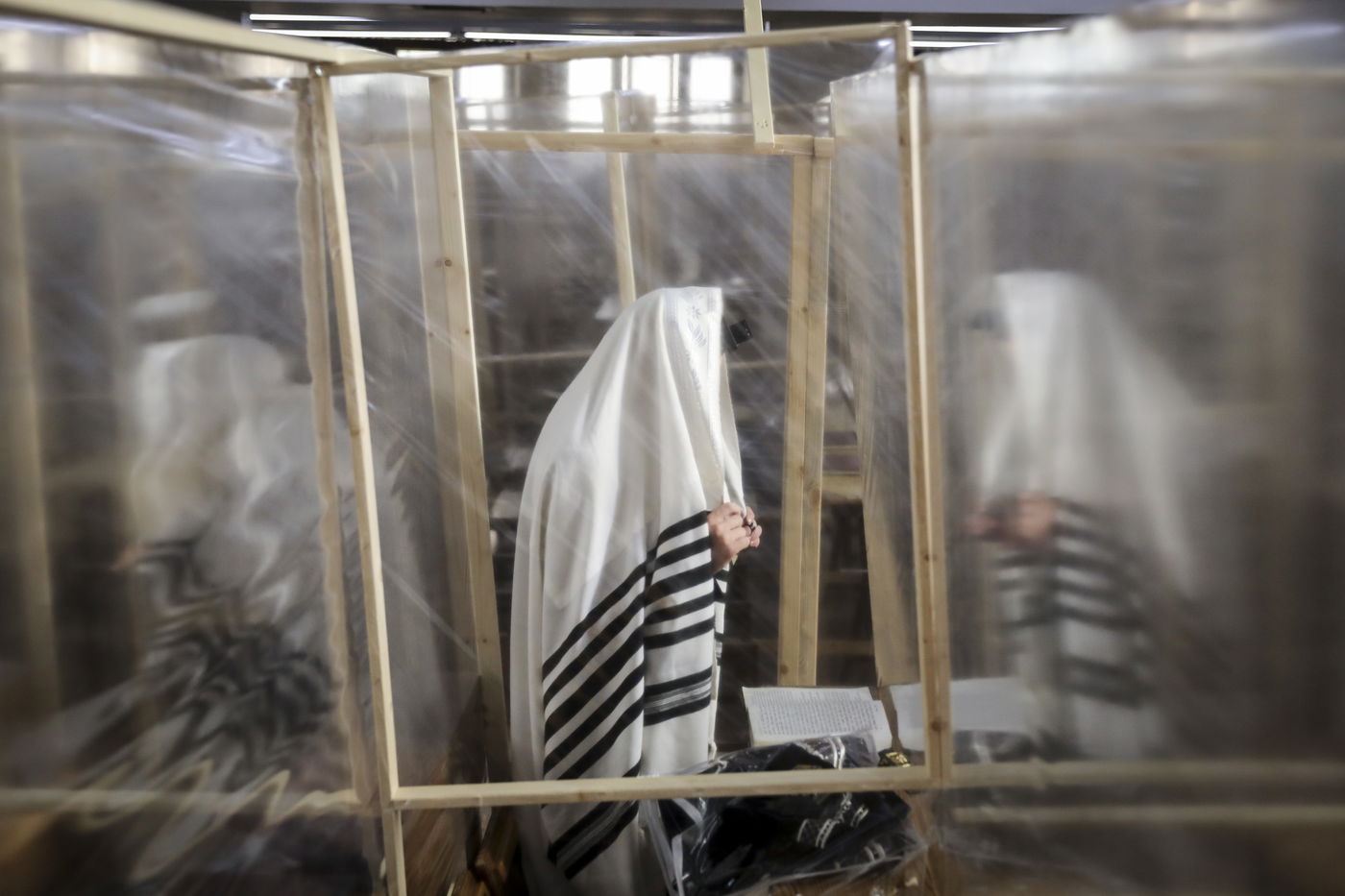 ה'קלויז' שינה את פניו: כך נראית תפילה ב'קפסולות'