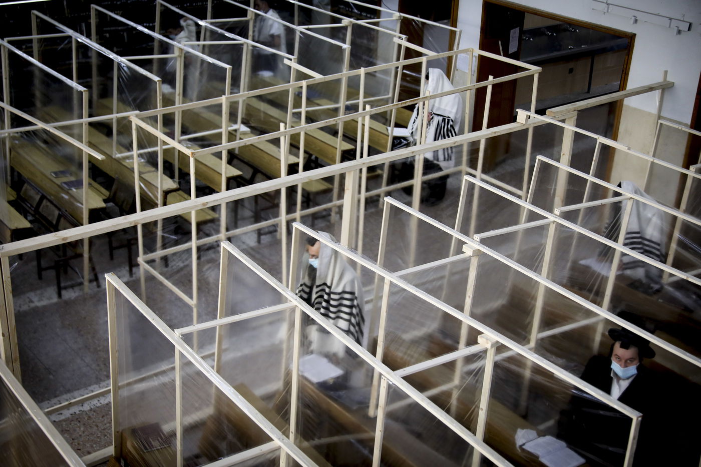 ה'קלויז' שינה את פניו: כך נראית תפילה ב'קפסולות'