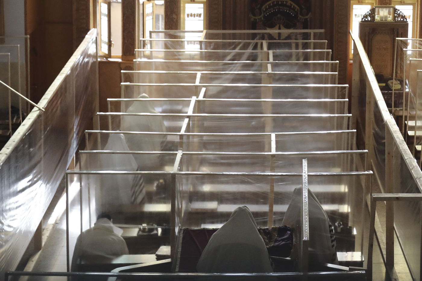 ה'קלויז' שינה את פניו: כך נראית תפילה ב'קפסולות'