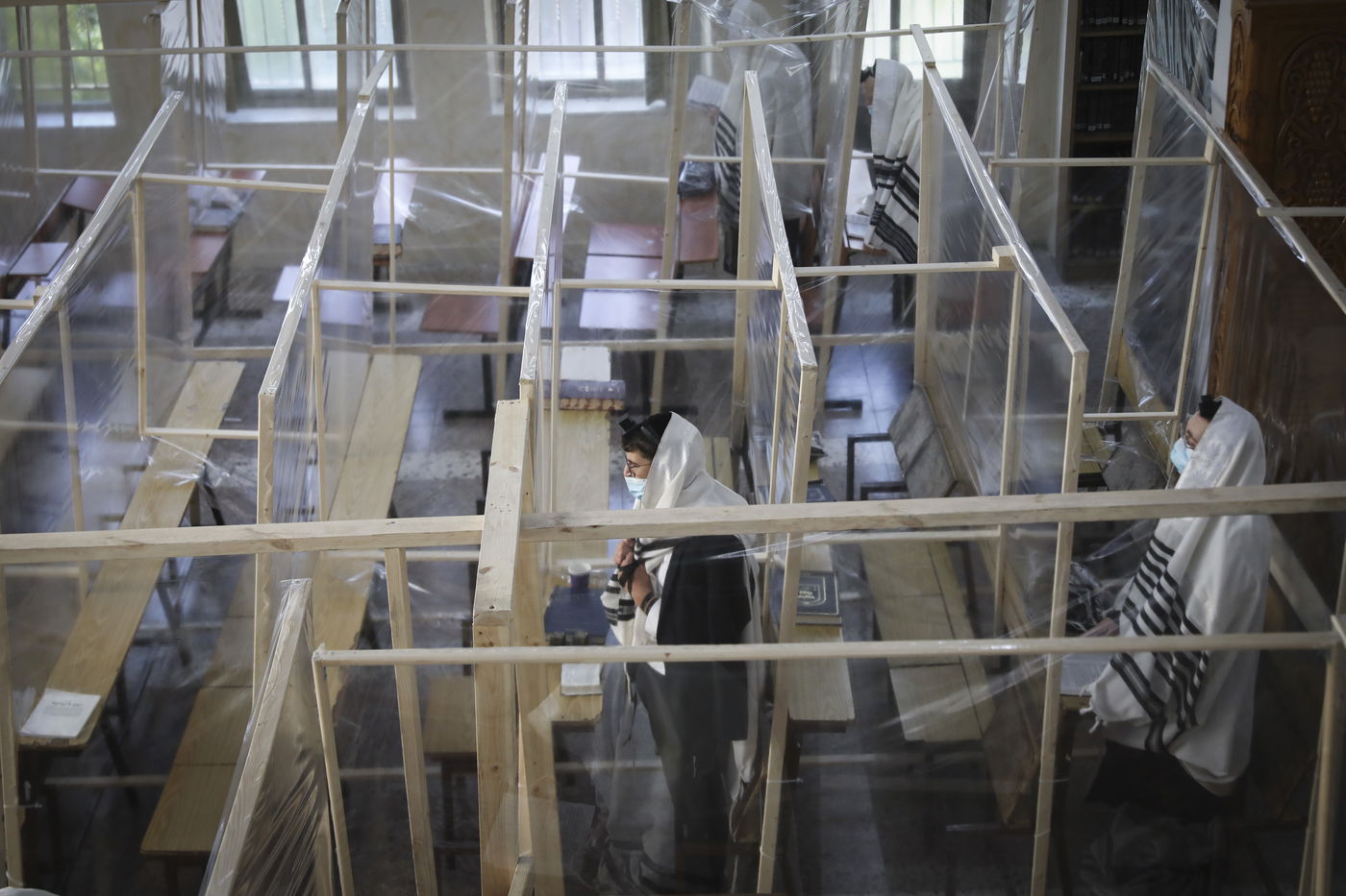 ה'קלויז' שינה את פניו: כך נראית תפילה ב'קפסולות'