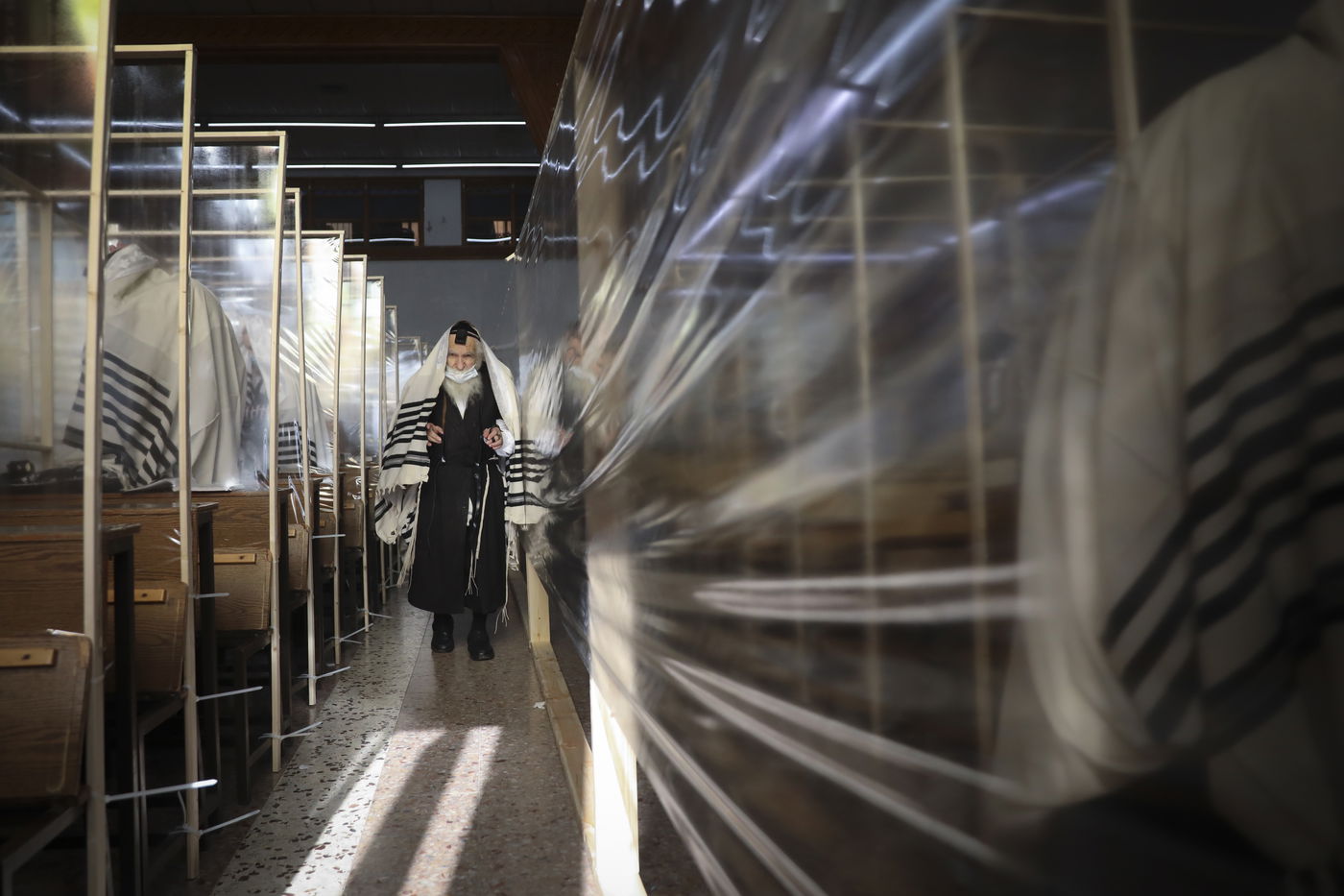 ה'קלויז' שינה את פניו: כך נראית תפילה ב'קפסולות'