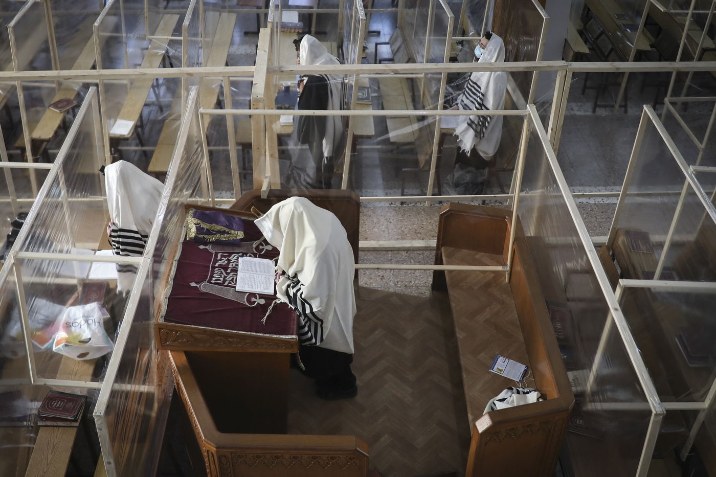 ה'קלויז' שינה את פניו: כך נראית תפילה ב'קפסולות'