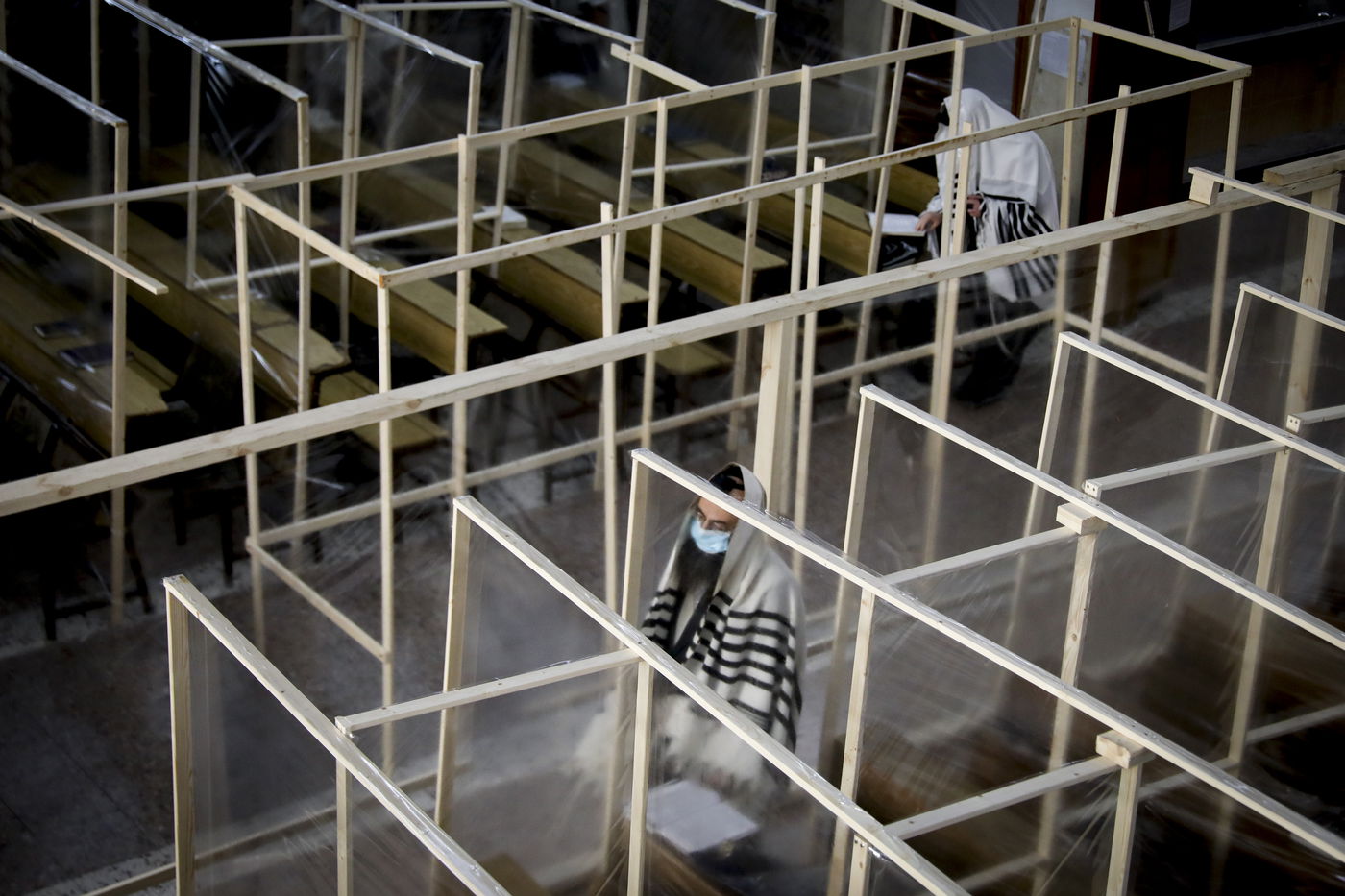 ה'קלויז' שינה את פניו: כך נראית תפילה ב'קפסולות'