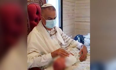 יגאל - הסנדק - עם התינוק שנקרא על שם בנו הי"ד