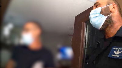 שוטרים קנסו 'חייב בידוד' שיצא מביתו • צפו