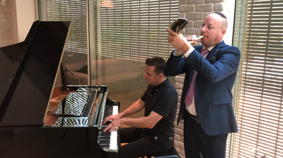 מרהיב: עמית סופר מנגן בשופר: "מי האיש"