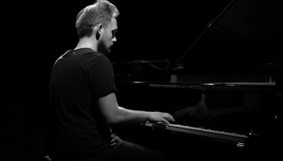 הפסנתרן מנדי פורטנוי בנעימת הימים הנוראים