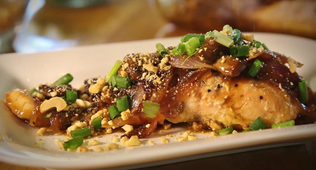 סלמון אפוי עם פטריות ובצלים ברוטב מתקתק