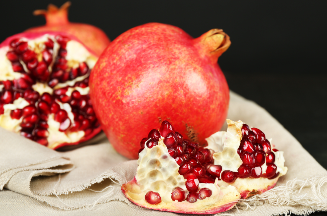 איך לקלף רימון ולשמור על ידיים ומשטח עבודה נקיים