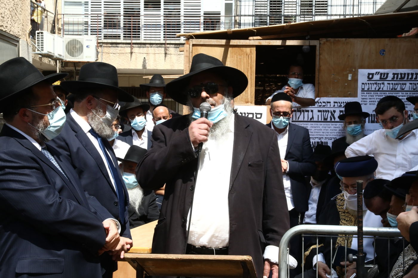 הגר"ש בעדני  פרץ בבכי בלווית רעיתו: "כזו צדיקה" • צפו