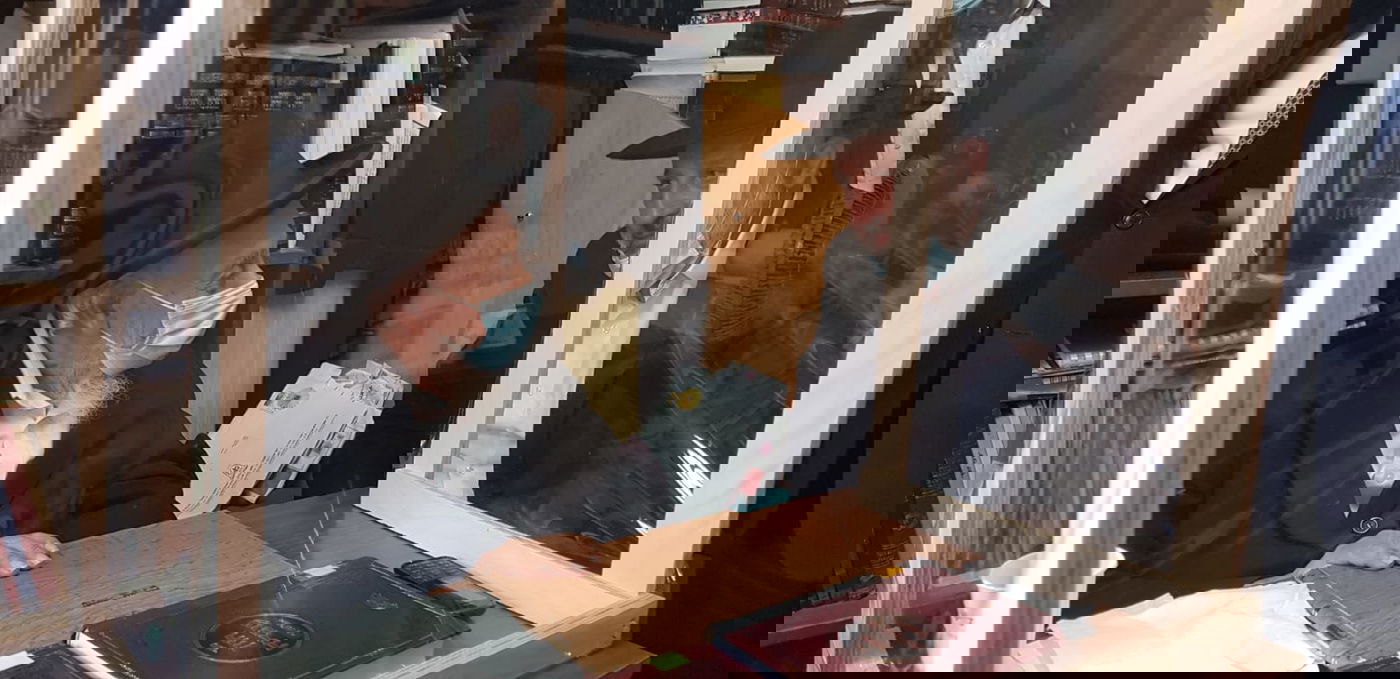 הגר"ש בעדני  פרץ בבכי בלווית רעיתו: "כזו צדיקה" • צפו