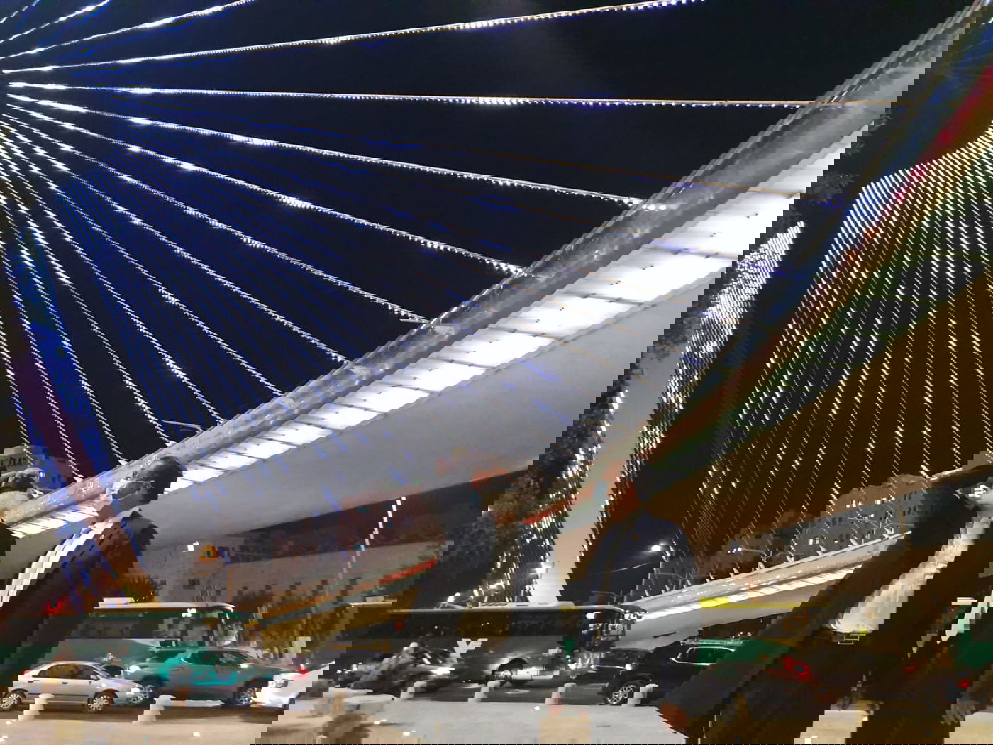 ליאון לחץ על מתג והגשר הואר בשנה טובה