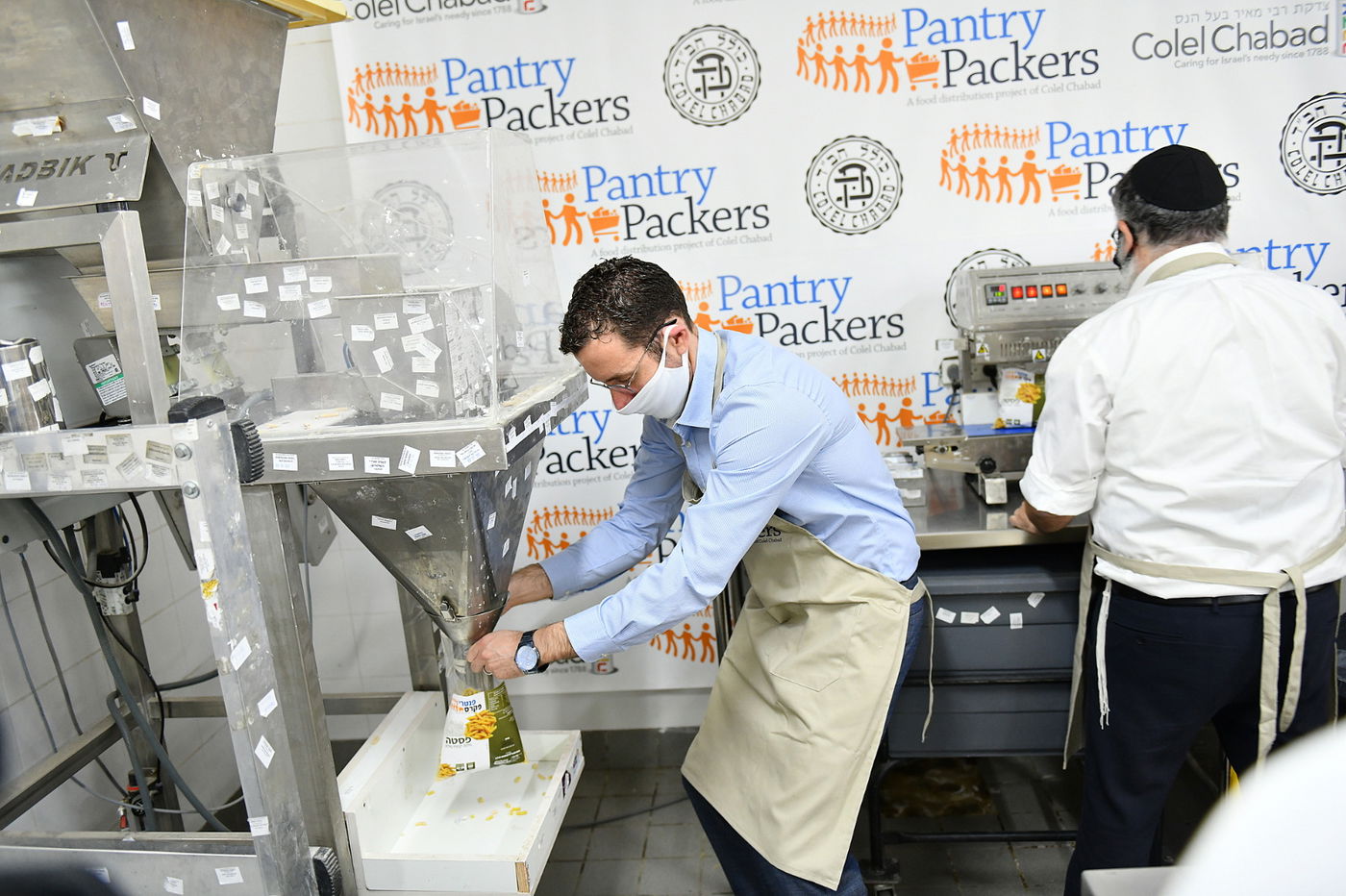 צדיק: שר הרווחה ארז סלי מזון עם חב"ד