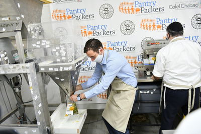 צדיק: שר הרווחה ארז סלי מזון עם חב"ד