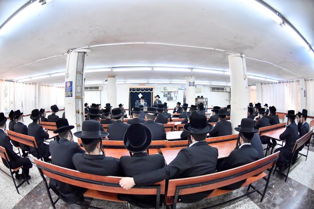 הרבי מטשרנוביל חיזק את בחורי הישיבה