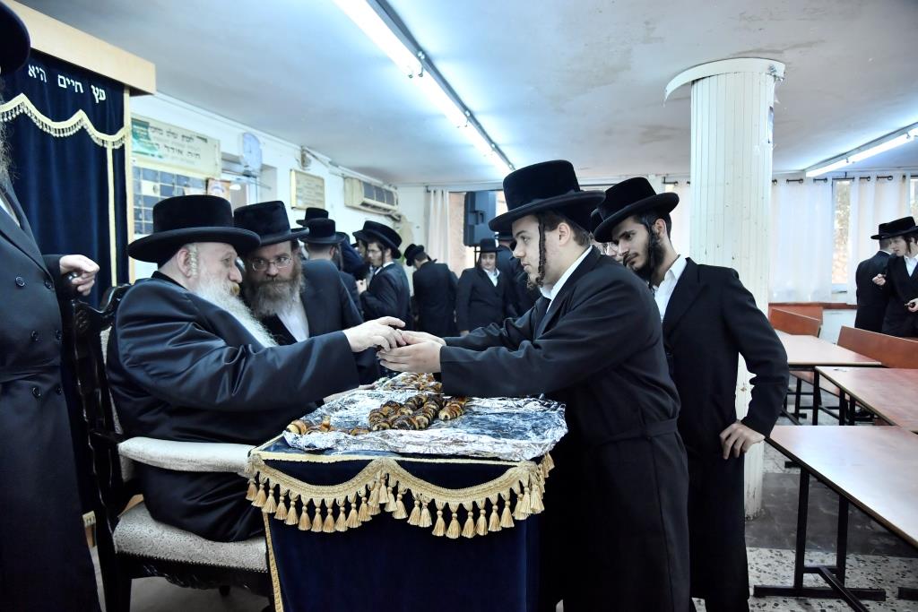 הרבי מטשרנוביל חיזק את בחורי הישיבה
