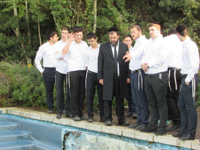 הגר"י לנדא עם הבחורים - במקווה