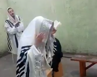 תפילת הברלסבים בראש השנה מתוך הכלא
