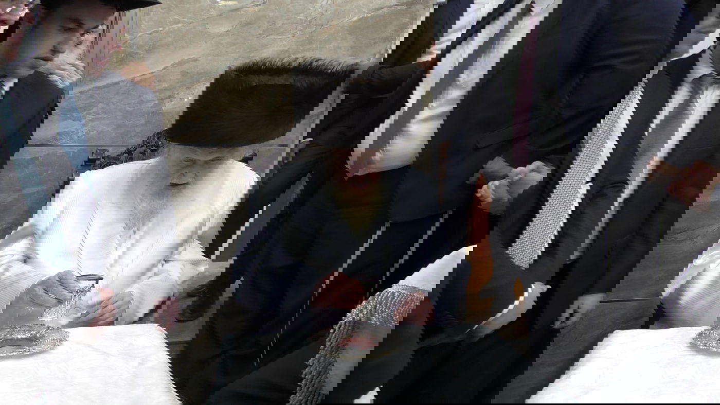 לראשונה: הגר"מ שטרנבוך התפלל בישיבה