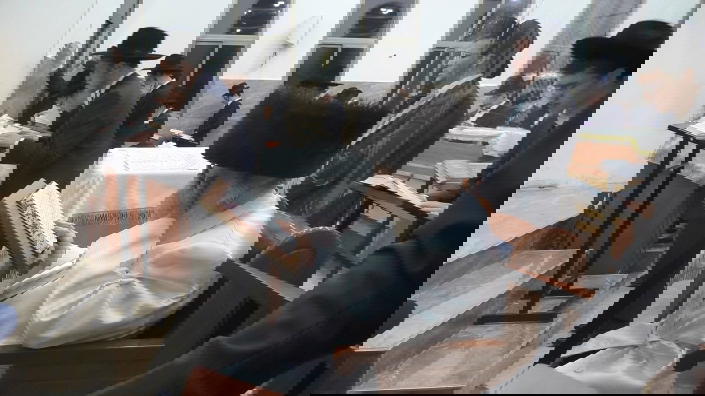 לראשונה: הגר"מ שטרנבוך התפלל בישיבה