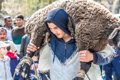 אילוסטרציה. כבש מובל לשחיטה