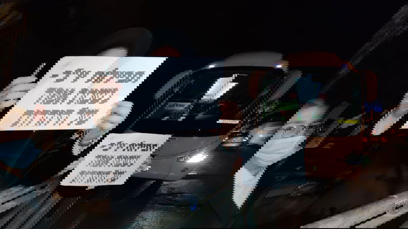 אחת המחאות, אמש