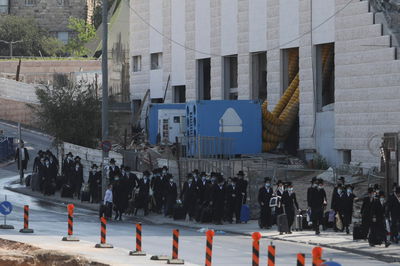 בחורים מהחסידות בבואם לביהמ"ד בערב ראש השנה