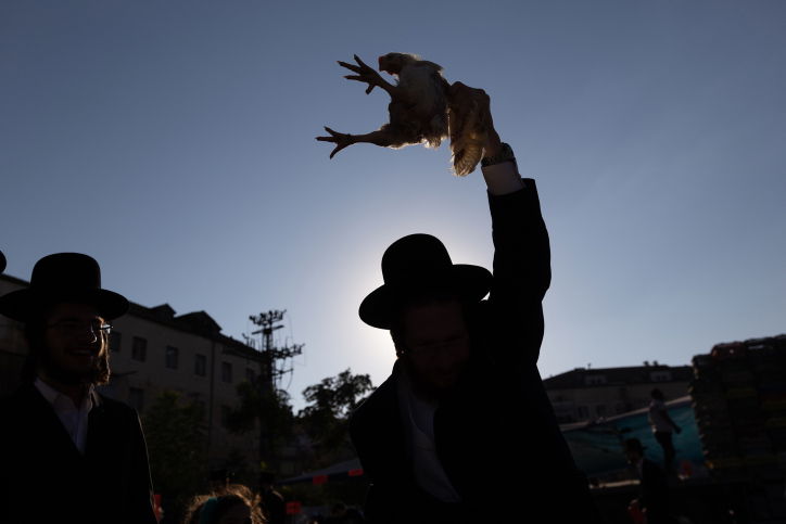 חב"ד סוערת: 'כפרות' בכסף או על ידי שליח?