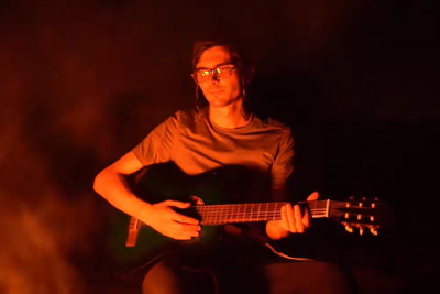 הגיטריסט שלומי ברנשטיין במחרוזת "ניגוני מנדל"