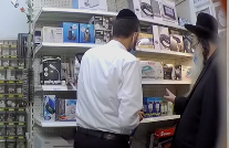 כאחד האדם: הגר"ש אלתר בקניה בטמבור