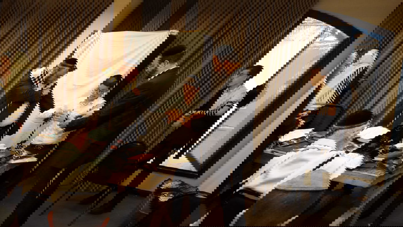 בבוקר: הנחת תפילין; בערב: הווי מוזיקלי • צפו