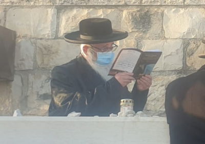 הודעה לחסידי צאנז: אל תבואו, הרבי יתפלל בבית