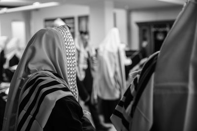 קשה. אבל אם גדולי הדור יורו - נפרוש מבית הכנסת, ונבכה