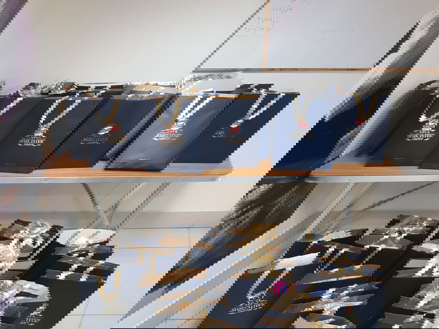 'קבוצת שכטר' תרמה באמצעות 'עזר מציון' מאות ערכות למשפחות מבודדות בשכונת רמות