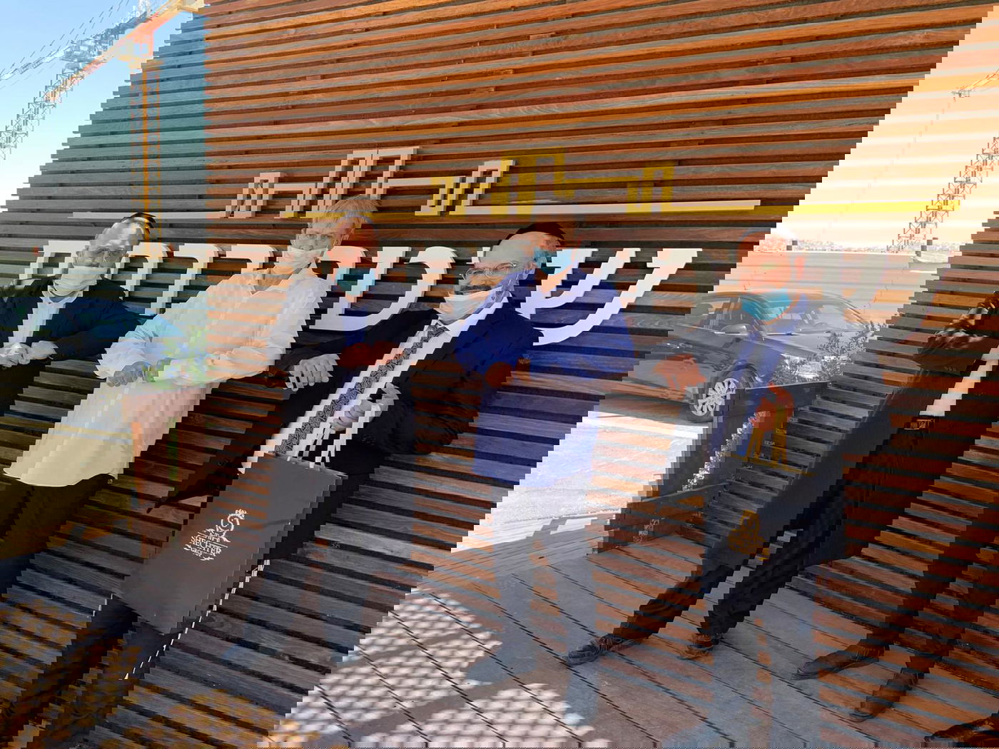 'קבוצת שכטר' תרמה באמצעות 'עזר מציון' מאות ערכות למשפחות מבודדות בשכונת רמות