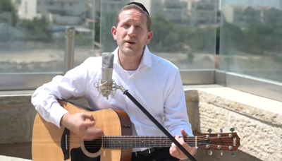 דוד לעווי בביצוע אקוסטי חדש: 'עושה שלום'