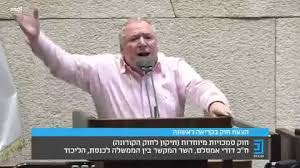 "מנדלבליט, אני צריך ללמד אותך מה ההבדל בין תפילת חג להפגנה?"