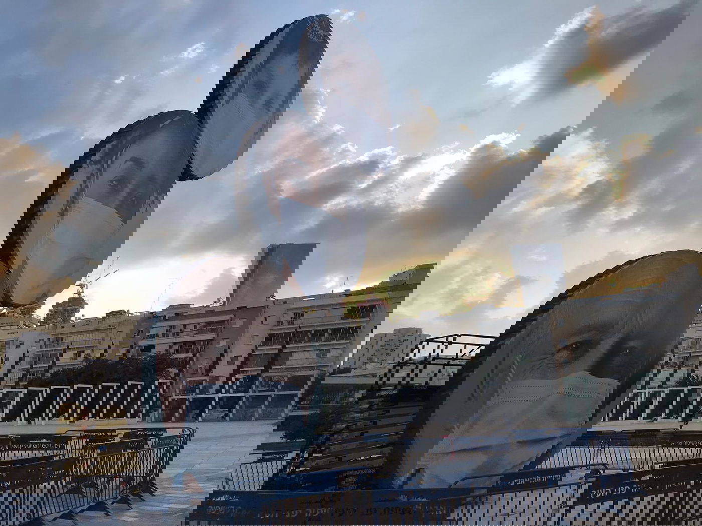 דמויות עם מסכה על הפסל "התרוממות"