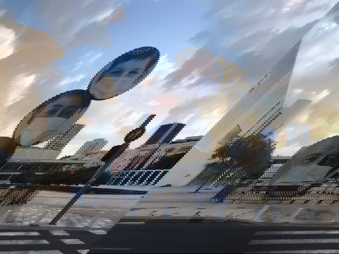 דמויות עם מסכה על הפסל "התרוממות"